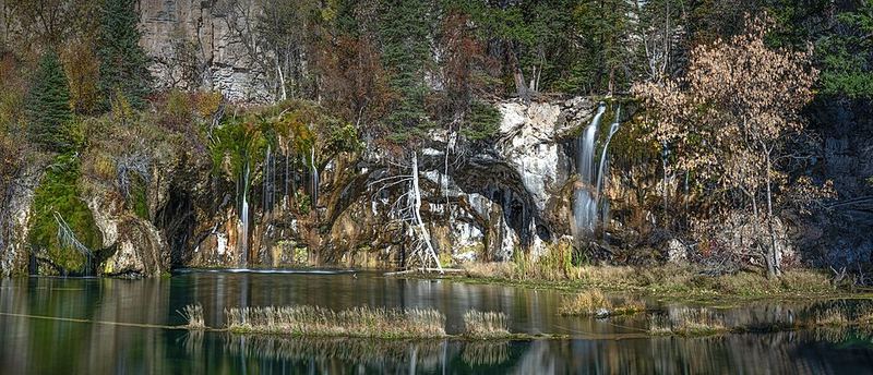 Hanging Lake turquoise water and travertine